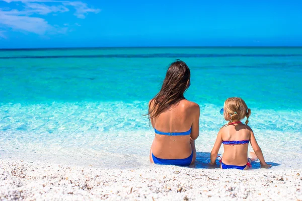 Young mother and adorable little daughter during summer vacation — Stock Photo, Image