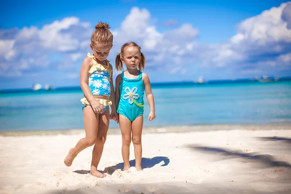 Schattige kleine meisjes aan het strand tijdens de zomervakantie — Stockfoto