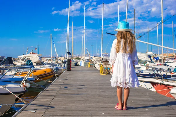 Aranyos kislány szórakozni kikötőjében nyári napon — Stock Fotó
