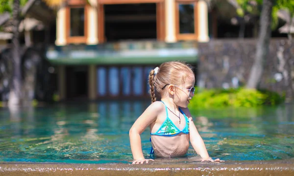 Pequeña linda chica feliz en la piscina durante las vacaciones de verano —  Fotos de Stock