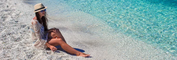 Lycklig kvinna njuter strand tropisk semester — Stockfoto