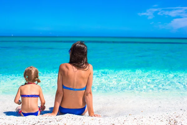 Klein schattig meisje en gelukkig jonge moeder tijdens de zomervakantie — Stockfoto