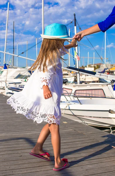 Bedårande liten flicka ha roligt i en port på sommardag — Stockfoto