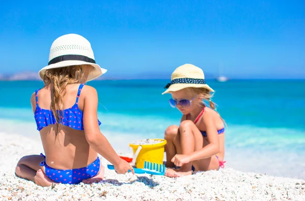 Αξιολάτρευτα κοριτσάκια στην παραλία κατά τη διάρκεια των καλοκαιρινών διακοπών — Φωτογραφία Αρχείου
