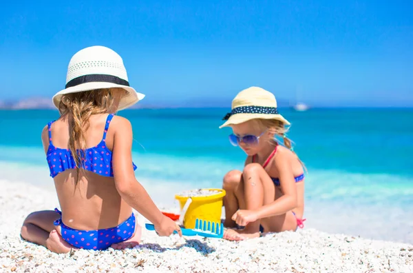 Underbara små flickor på stranden under sommarlovet — Stockfoto