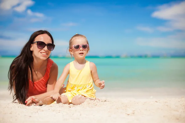 Niña y mamá feliz divirtiéndose en la playa exótica en el día soleado —  Fotos de Stock