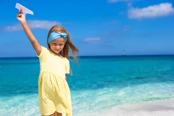 Entzückendes kleines Mädchen, das während des Tropenurlaubs Spaß hat — Stockfoto