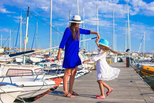 Giovane madre e bambina in porto durante le vacanze estive — Foto Stock
