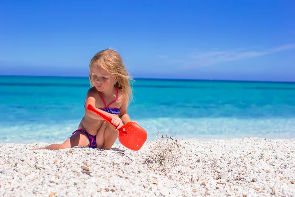 Rozkošná holčička hraje s hračkami, beach během letních prázdnin — Stock fotografie