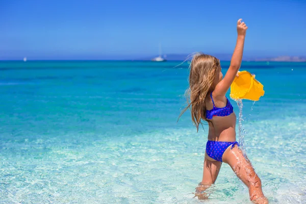Очаровательная маленькая девочка веселится с пляжной игрушкой во время тропического отдыха — стоковое фото