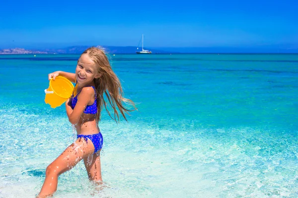 Очаровательная маленькая девочка веселится с пляжной игрушкой во время тропического отдыха — стоковое фото