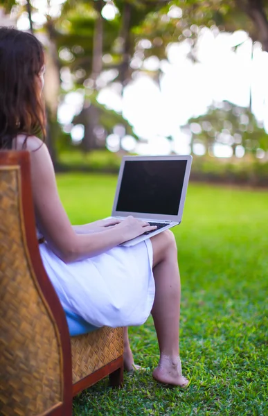 Giovane donna con computer portatile durante le vacanze estive — Foto Stock