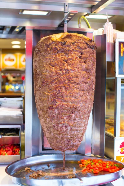 Kebab en su bandeja especial para cocinar barbacoa al aire libre —  Fotos de Stock