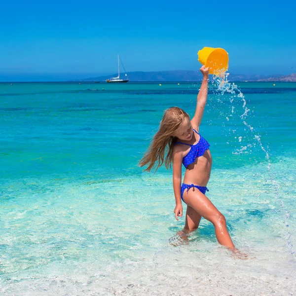 Adorable little girl have fun with beach toy during tropical vacation — Stock Photo, Image