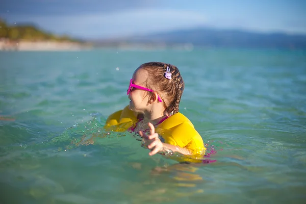 Kleines Mädchen hat Spaß am tropischen Strand mit türkisfarbenem Meerwasser — Stockfoto