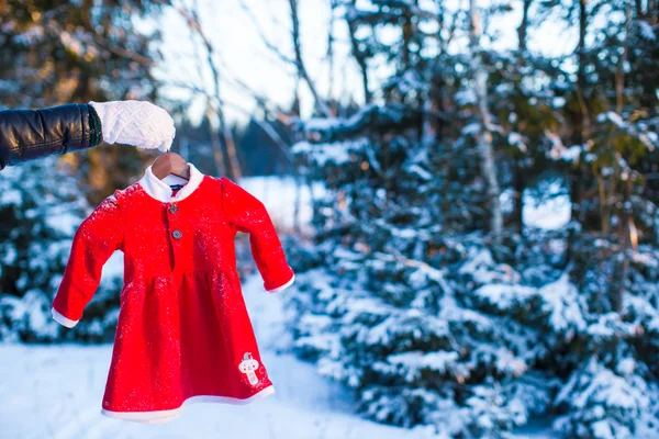 子供たちが雪に覆われたモミの森で赤いサンタ ドレス — ストック写真