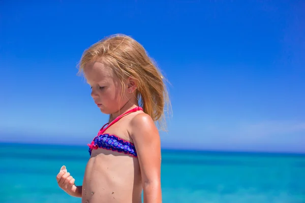 Entzückendes kleines Mädchen, das Spaß während des Strandurlaubs hat — Stockfoto