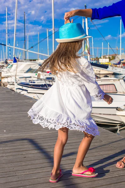 Famiglia felice divertirsi in porto durante le vacanze estive — Foto Stock