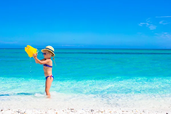 Kleines Mädchen hat Spaß am tropischen Strand mit türkisfarbenem Meerwasser — Stockfoto