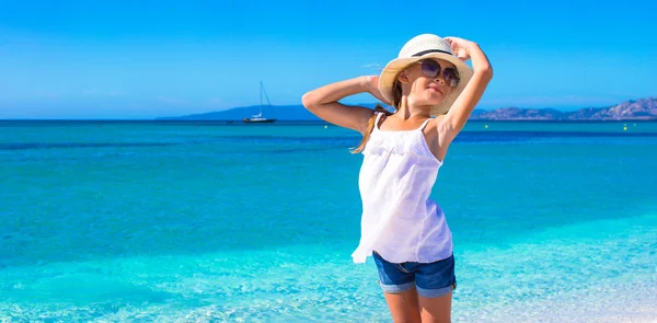 Liten flicka att ha kul på tropisk strand med vit sand och turkost hav — Stockfoto