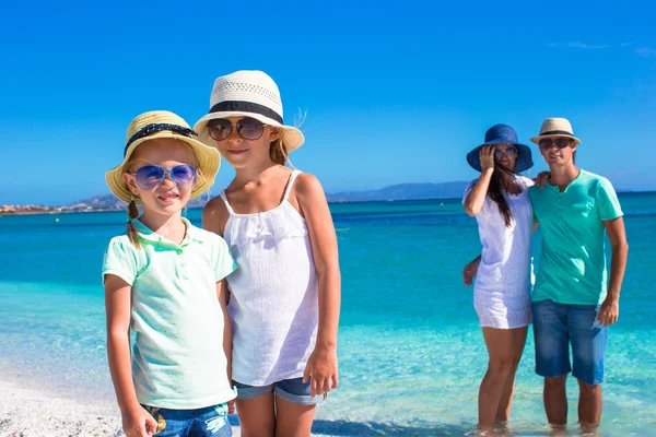 Lycklig familj med två barn under tropisk strandsemester — Stockfoto