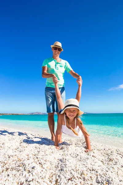 Niña y papá se divierten en la playa blanca —  Fotos de Stock