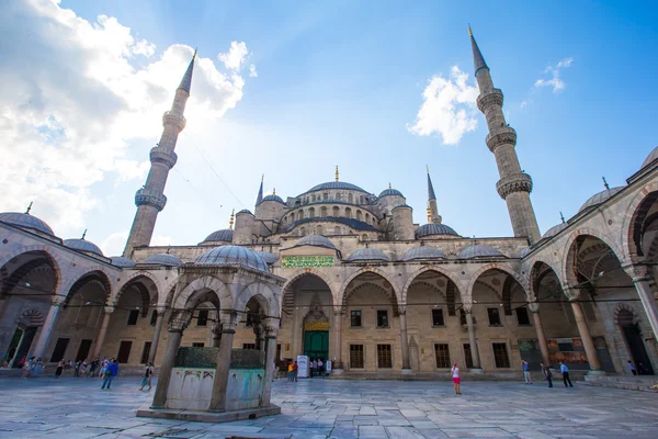 Courtyard of Sultan Ahmed Blue Mosque in Istanbul, Turkey — Stock Photo, Image