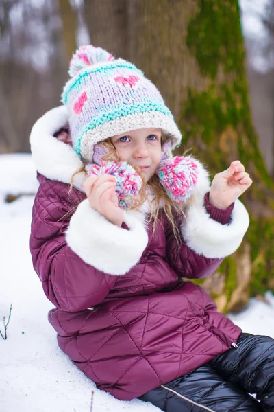 Retrato de la niña feliz en la nieve soleado día de invierno —  Fotos de Stock