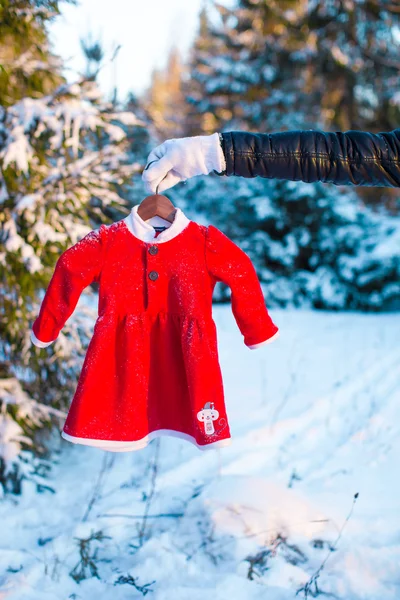 子供たちが雪に覆われたモミの森で赤いサンタ ドレス — ストック写真