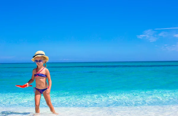 Adorable niña divirtiéndose durante las vacaciones en la playa —  Fotos de Stock