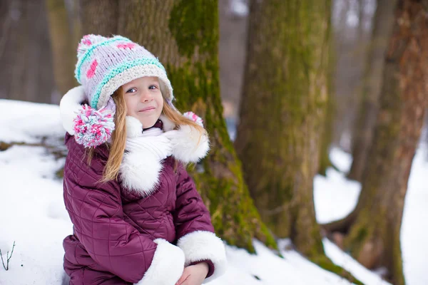 Schattig meisje gelukkig veel plezier tijdens de wintervakantie — Stockfoto