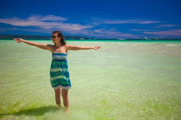 Szczęśliwy, piękna dziewczyna podczas tropikalny wakacje na plaży — Zdjęcie stockowe