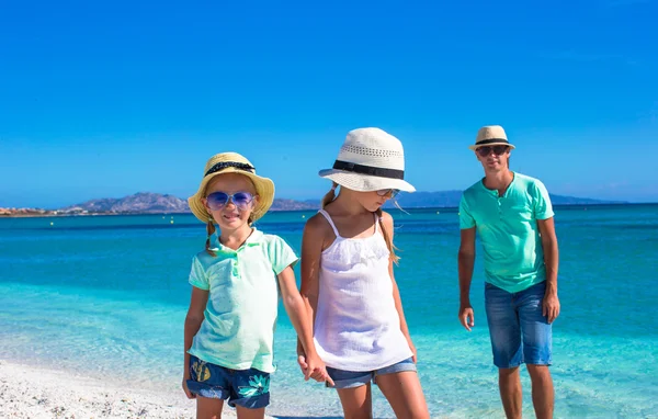 Pappa och två barn under deras tropiska semester — Stockfoto