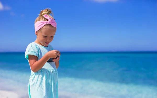 Aranyos kislány szórakozás közben tengerparti nyaralás — Stock Fotó