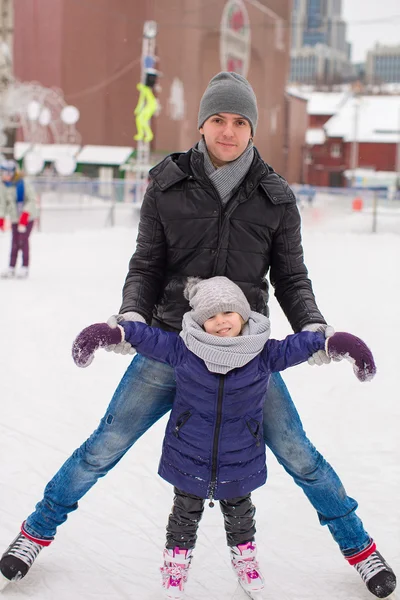 Familia feliz en pista de patinaje al aire libre — Foto de Stock