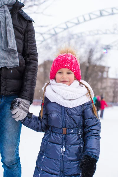 Adorabile ragazzina che pattina sulla pista di pattinaggio — Foto Stock