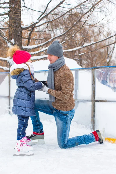 Famiglia felice sulla pista di pattinaggio all'aperto — Foto Stock