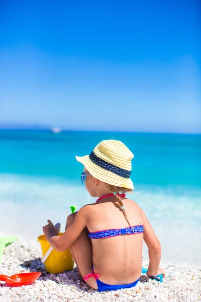 Rozkošný dívka si hraje s hračkami, beach během tropické dovolené — Stock fotografie