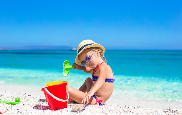 Sevimli küçük kız sırasında tatil tropikal plaj oyuncakları ile oynarken — Stok fotoğraf