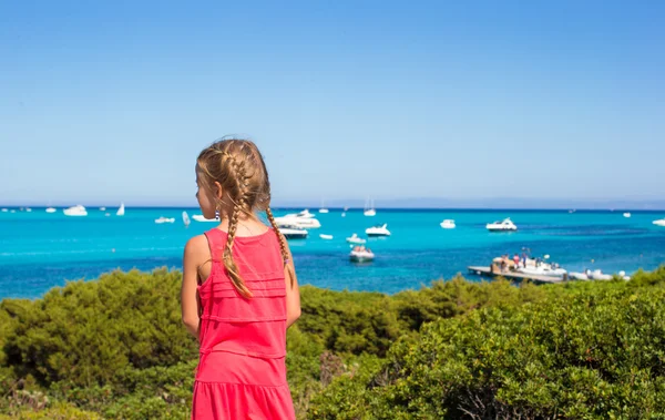 Menina adorável desfrutando de bela vista do mar azul-turquesa — Fotografia de Stock