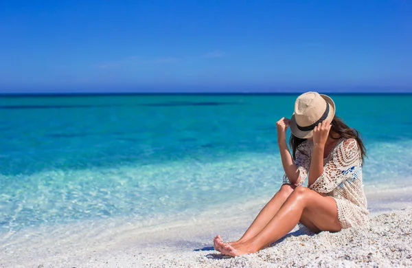 열 대 해변 휴가 동안 행복 한 아름 다운 여자 — 스톡 사진