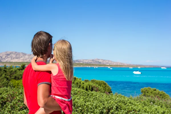 Young father and little girl enjoying beautiful views of turquoise sea — Stock Photo, Image