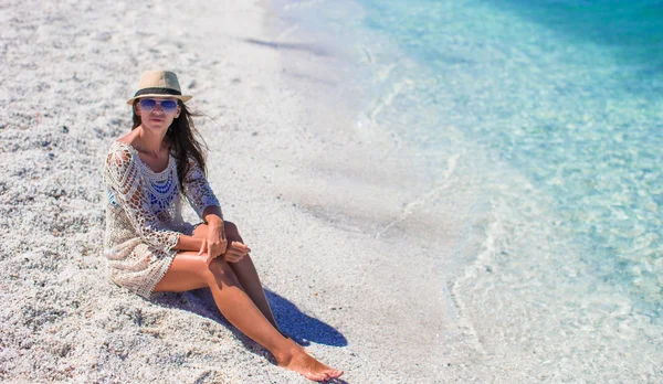 Giovane bella donna godendo di spiaggia vacanza tropicale — Foto Stock