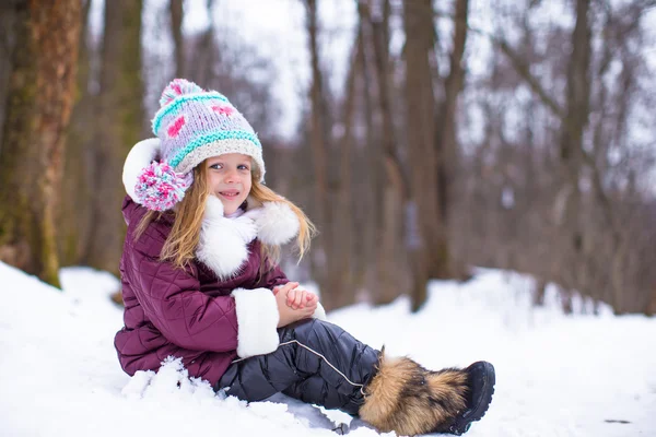 Entzückende kleine glückliche Mädchen haben Spaß im Winterurlaub — Stockfoto