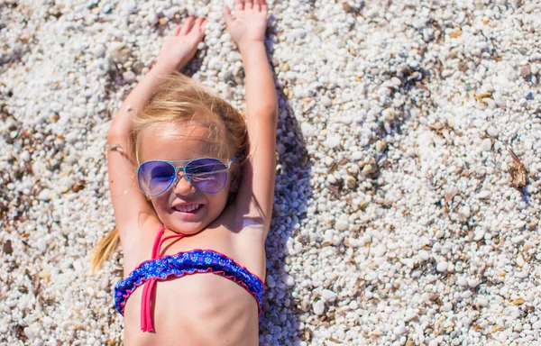 Menina se divertindo na praia tropical com areia branca e água azul-turquesa do oceano — Fotografia de Stock