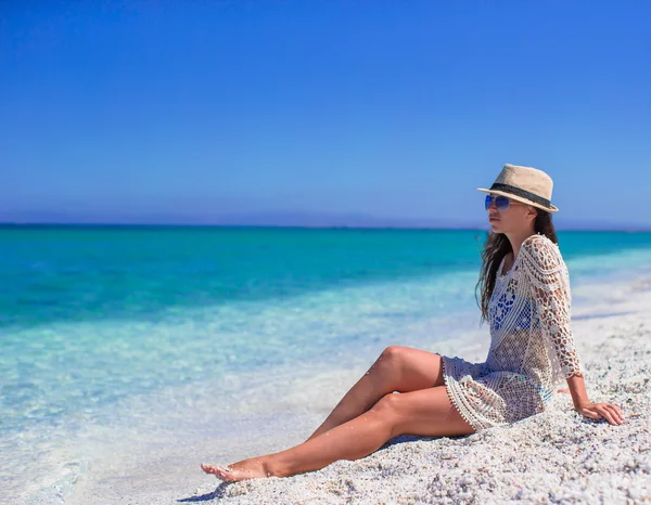 Feliz joven mujer durante las vacaciones tropicales de playa —  Fotos de Stock