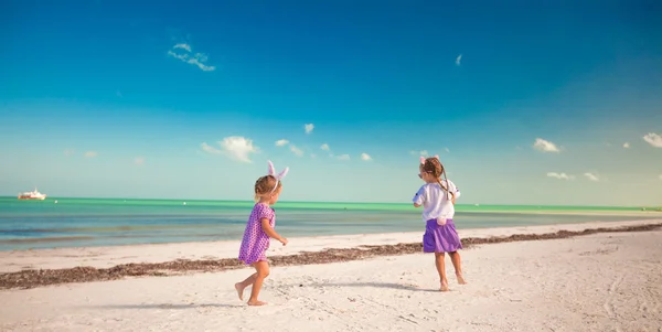 Adorables niñas se divierten en la playa blanca durante las vacaciones —  Fotos de Stock