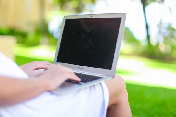 Jonge vrouw met laptop tijdens de zomervakantie — Stockfoto