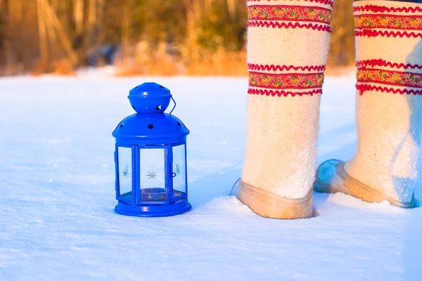 Närbild av vackra vintage blå jul lykta i snön — Stockfoto