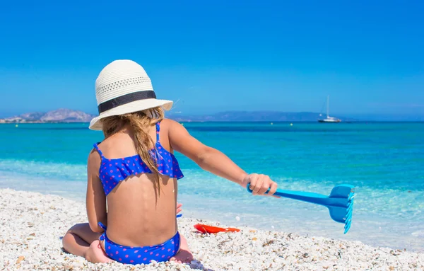 Sevimli küçük kız beraber eğlenelim beach oyuncak sırasında tatil tropikal — Stok fotoğraf